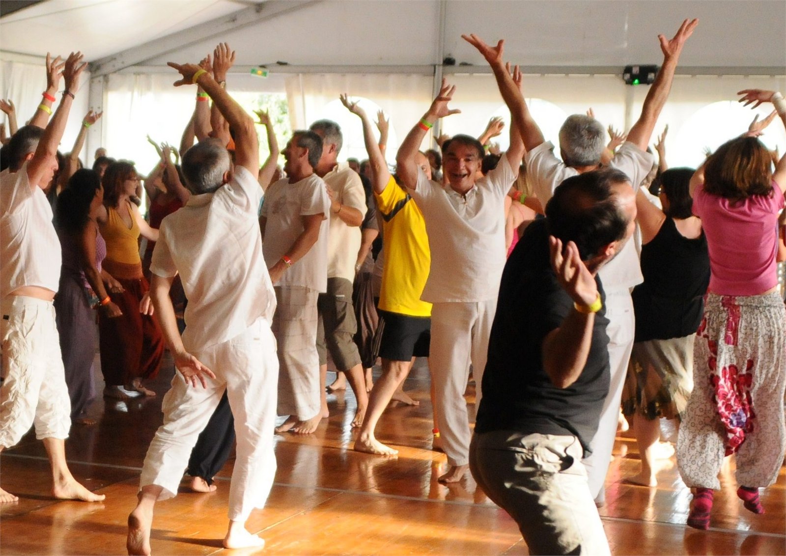 Grupo em movimento durante vivência corporal de Biodanza