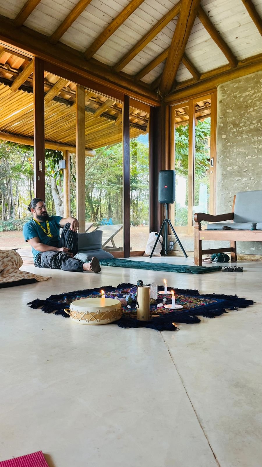 Sala preparada para vivência com instrumentos e altar
