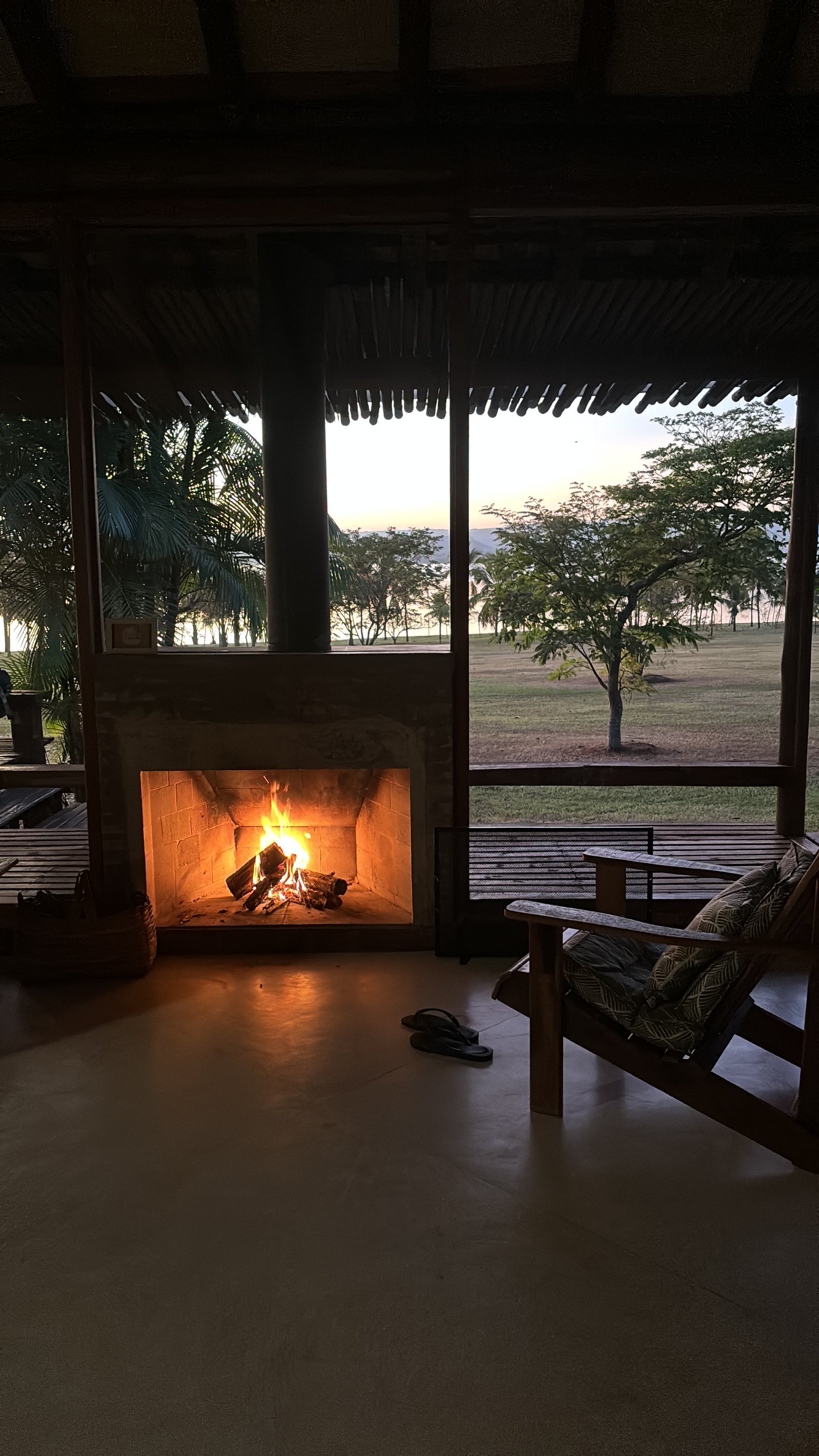 Janela com luz baixa em ambiente interno do sítio