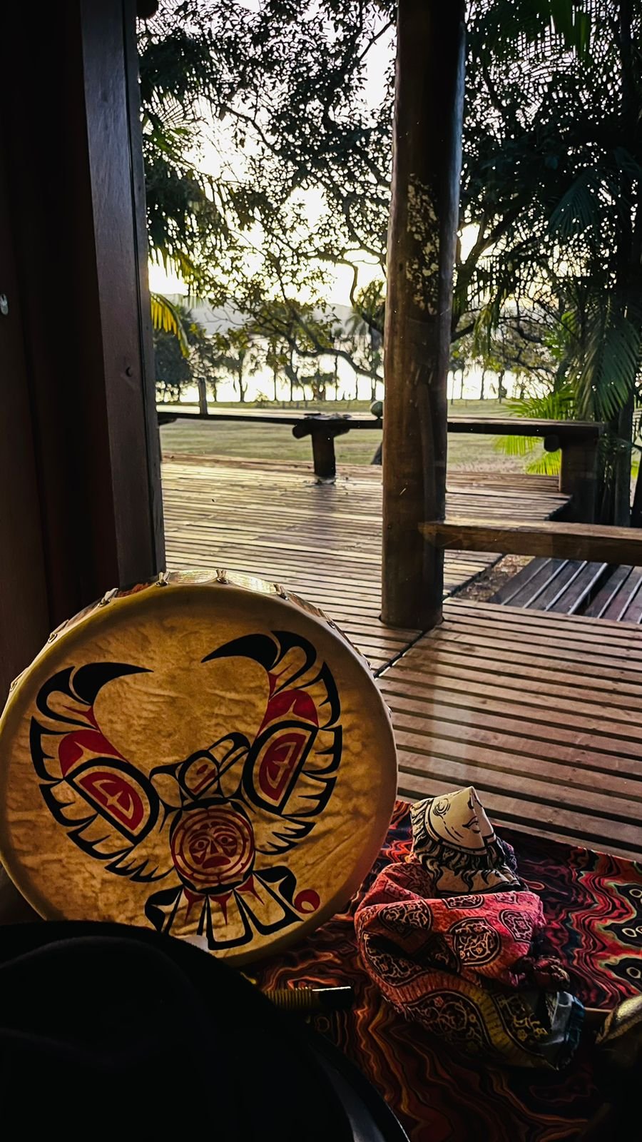 Tambor sobre o deck com paisagem ao fundo