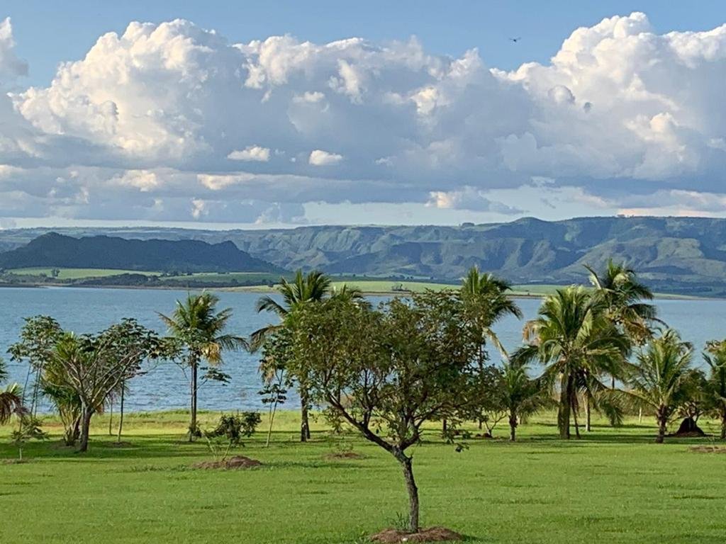 Vista ampla da natureza e da represa em Ibiraci