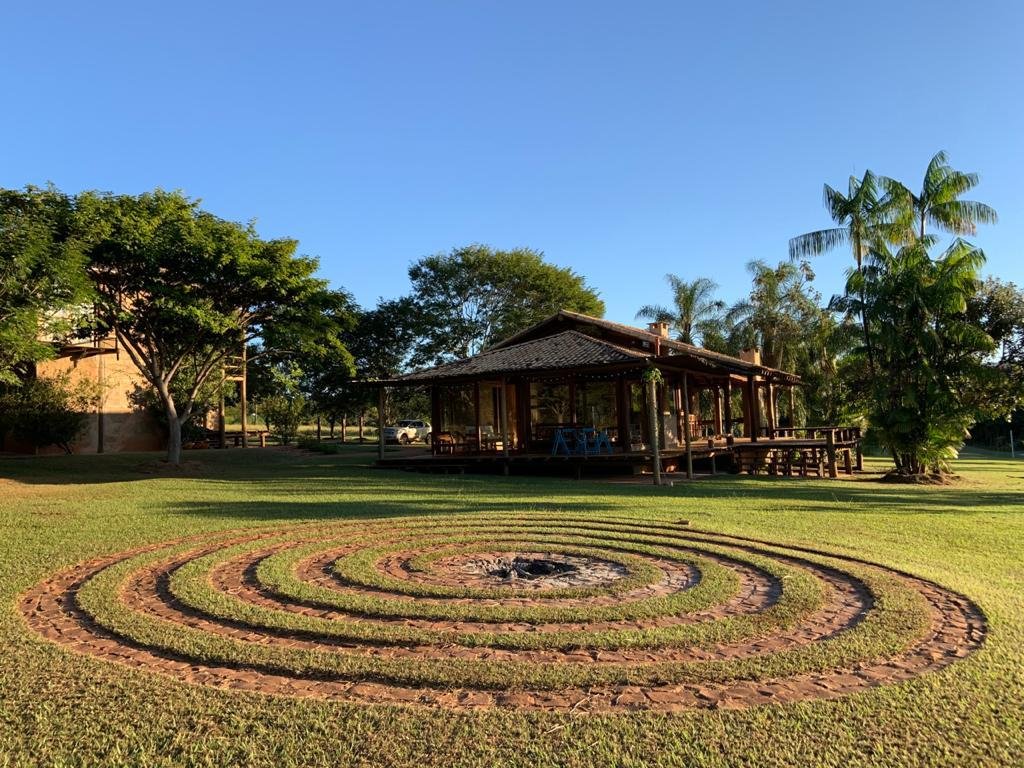 Área externa do Sítio Vale dos Devas cercada por jardim