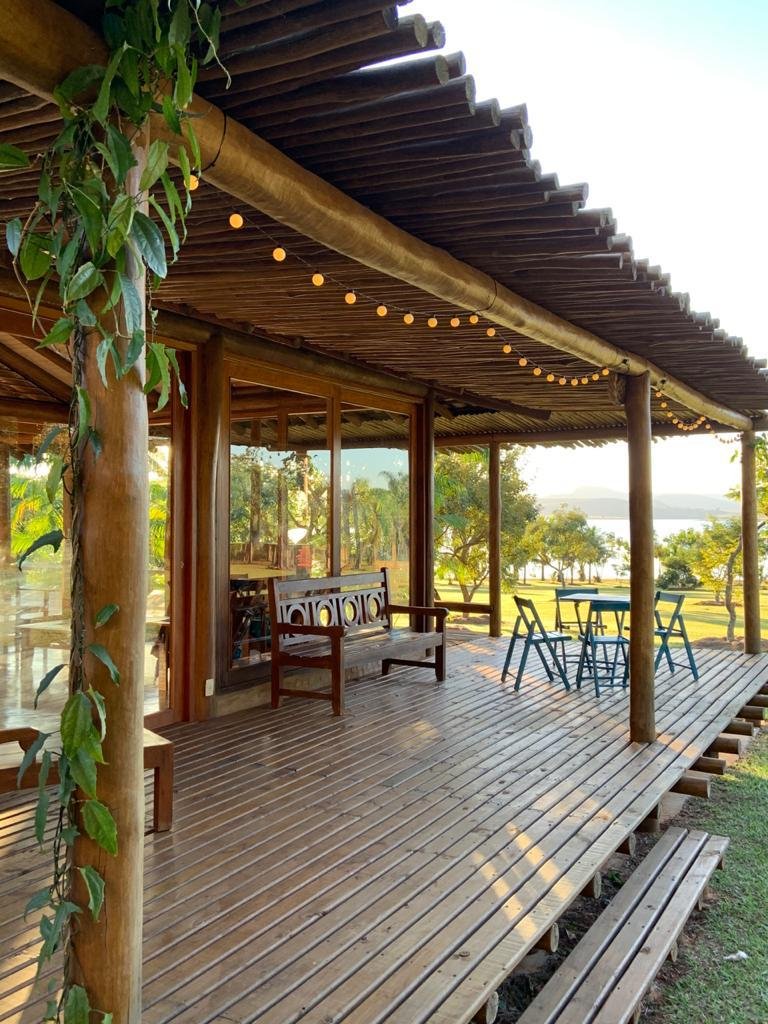 Varanda coberta com deck e vista para a natureza