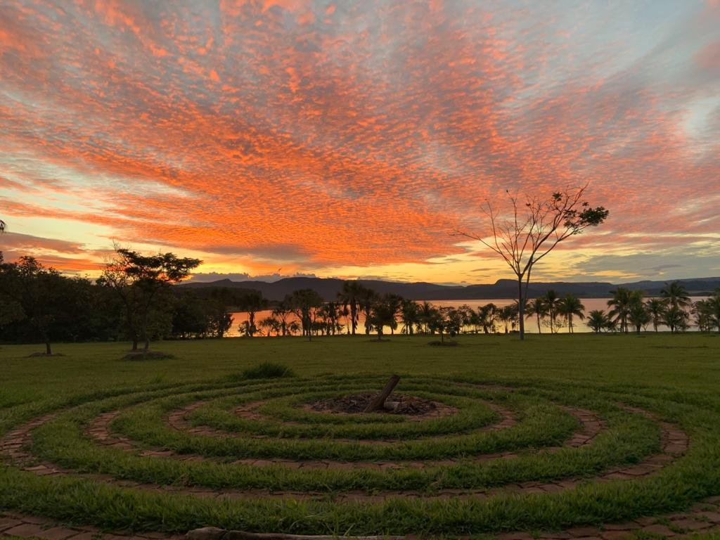 Labirinto ao pôr do sol no Sítio Vale dos Devas, em Ibiraci, Minas Gerais