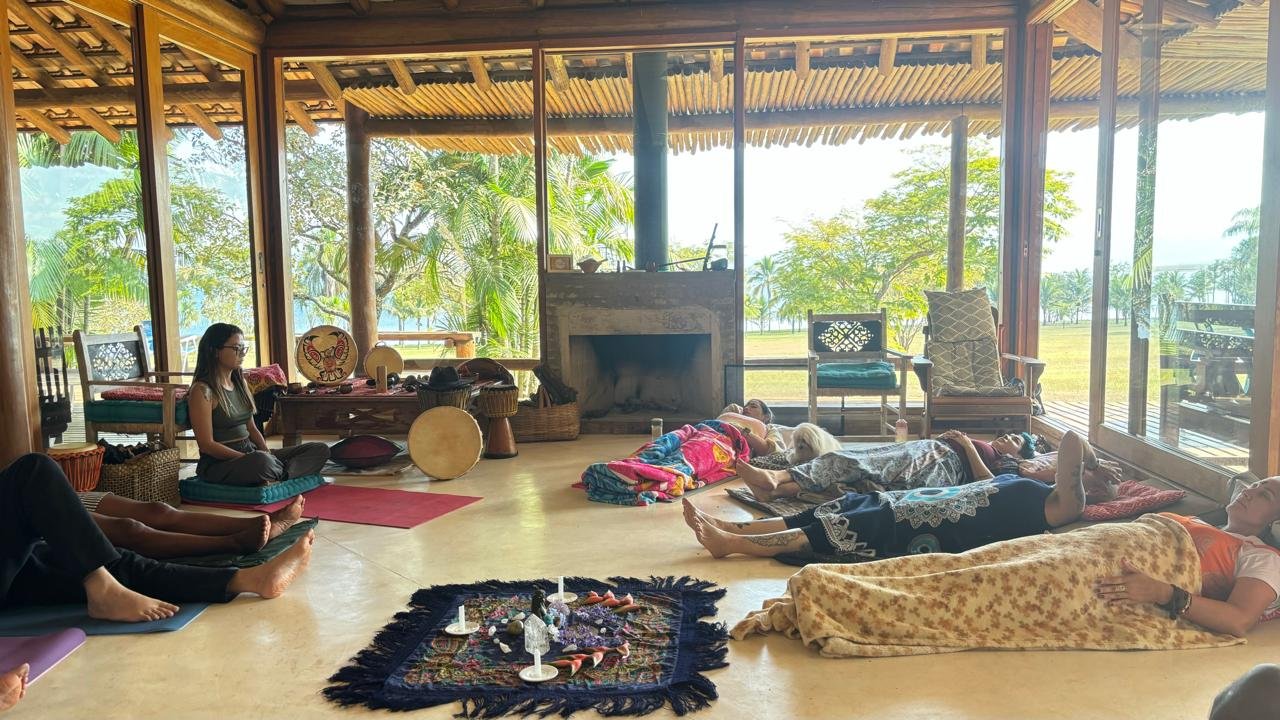 Grupo reunido em sala de práticas no retiro