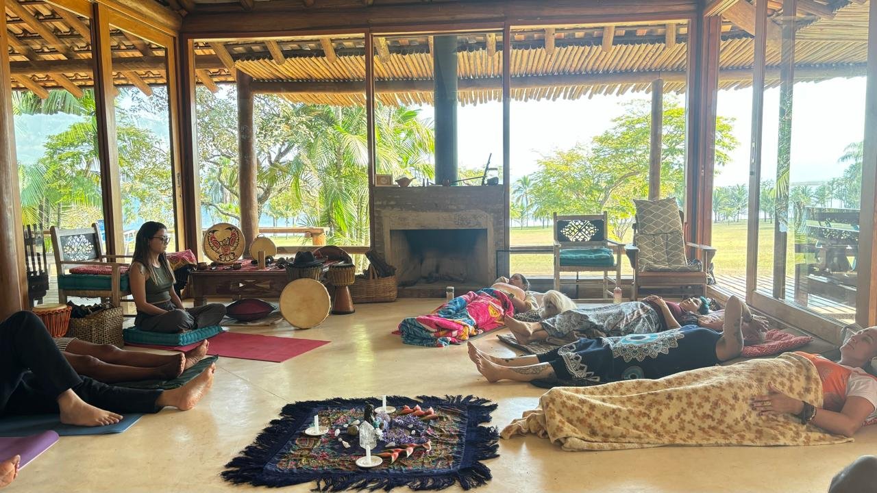 Sala ampla com almofadas e materiais de vivência